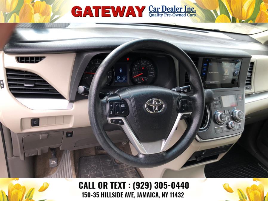 2016 Toyota Sienna 5dr 7-Pass Van LE AWD (Natl) photo