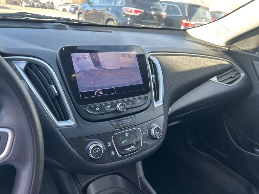 2022 Chevrolet Malibu 4dr Sdn LS w/1LS photo
