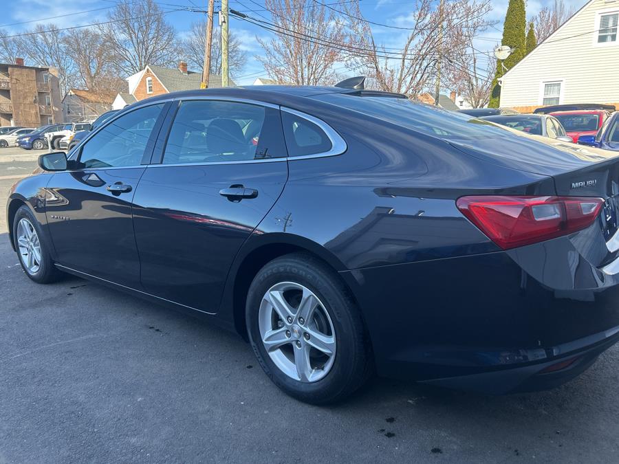 2022 Chevrolet Malibu 4dr Sdn LS w/1LS photo