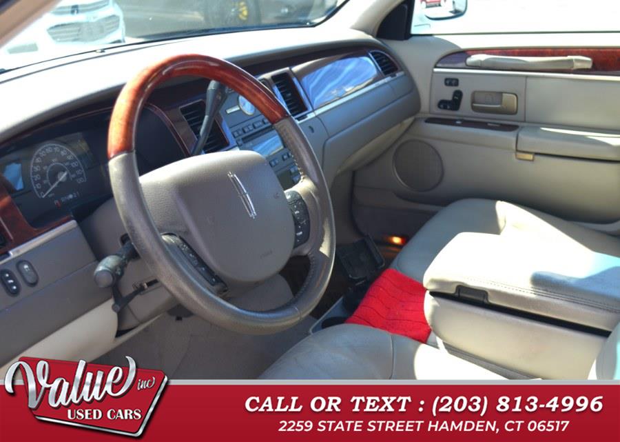 2005 Lincoln Town Car Signature photo