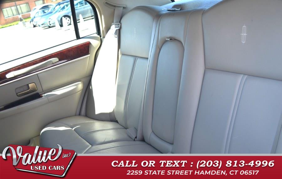 2005 Lincoln Town Car Signature photo