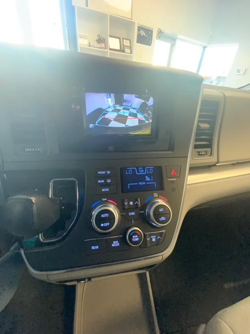 2015 Toyota Sienna 5dr 7-Pass Van LE AWD (Natl) photo