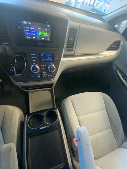 2015 Toyota Sienna 5dr 7-Pass Van LE AWD (Natl) photo