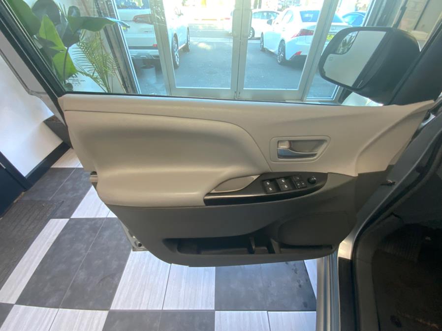 2015 Toyota Sienna 5dr 7-Pass Van LE AWD (Natl) photo