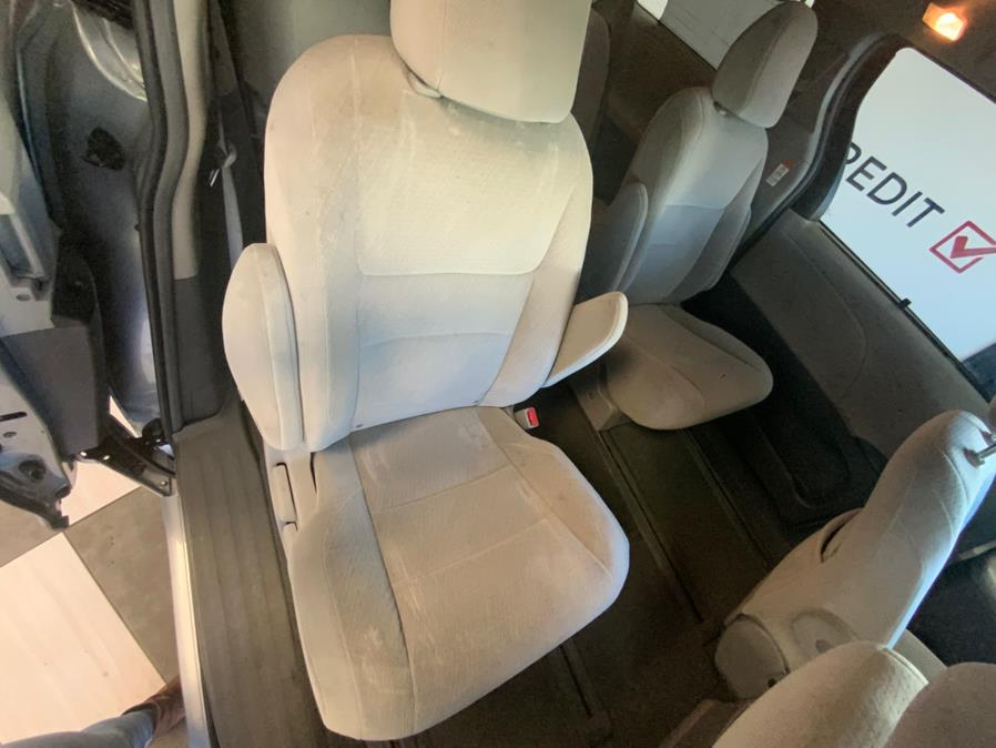 2015 Toyota Sienna 5dr 7-Pass Van LE AWD (Natl) photo