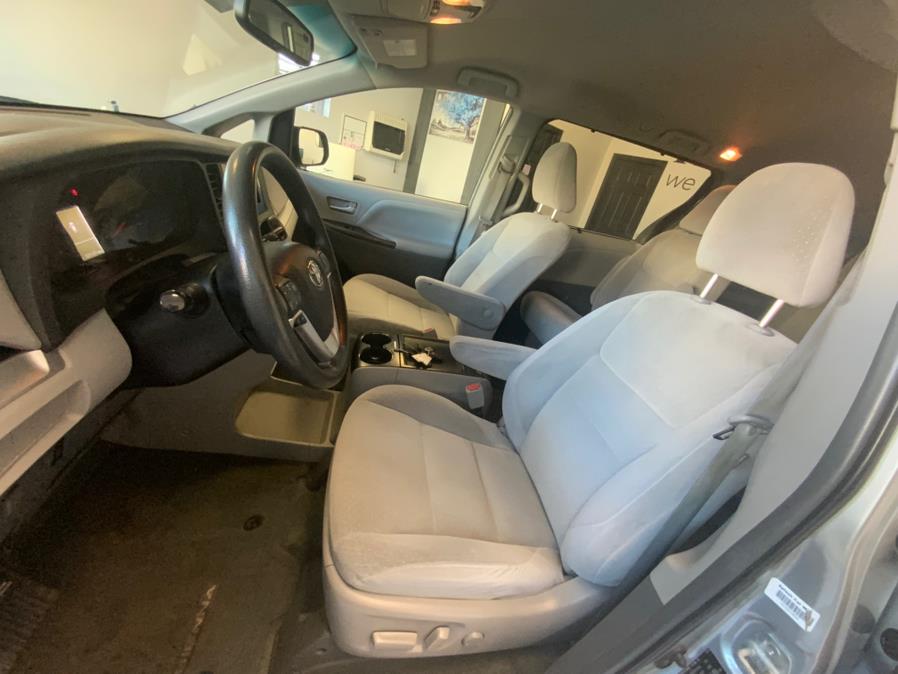 2015 Toyota Sienna 5dr 7-Pass Van LE AWD (Natl) photo
