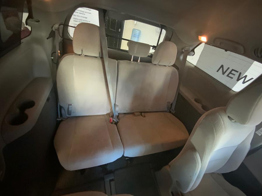2015 Toyota Sienna 5dr 7-Pass Van LE AWD (Natl) photo