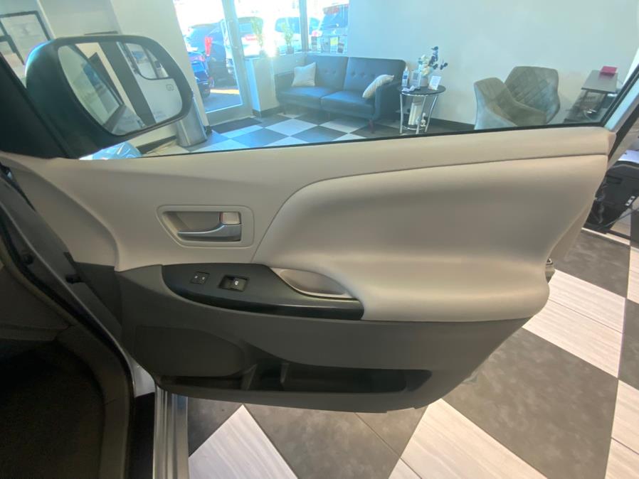 2015 Toyota Sienna 5dr 7-Pass Van LE AWD (Natl) photo