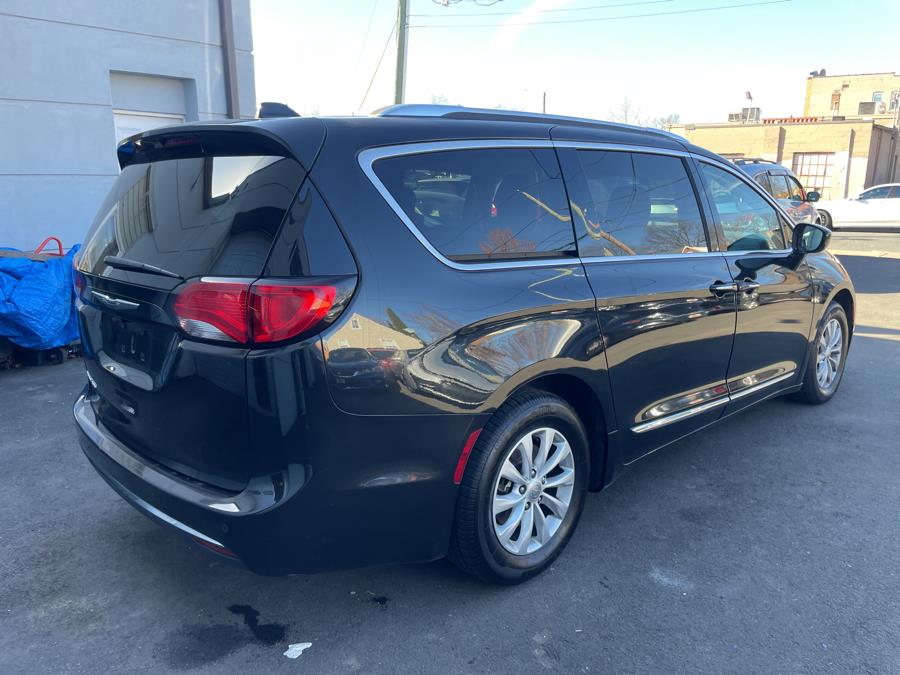 2019 Chrysler Pacifica Touring L FWD photo