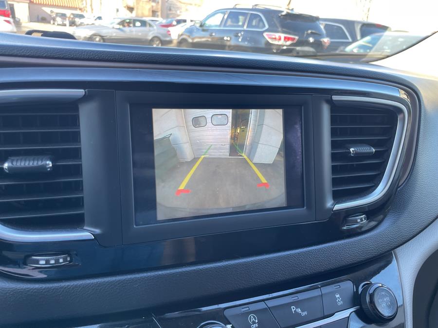 2019 Chrysler Pacifica Touring L FWD photo