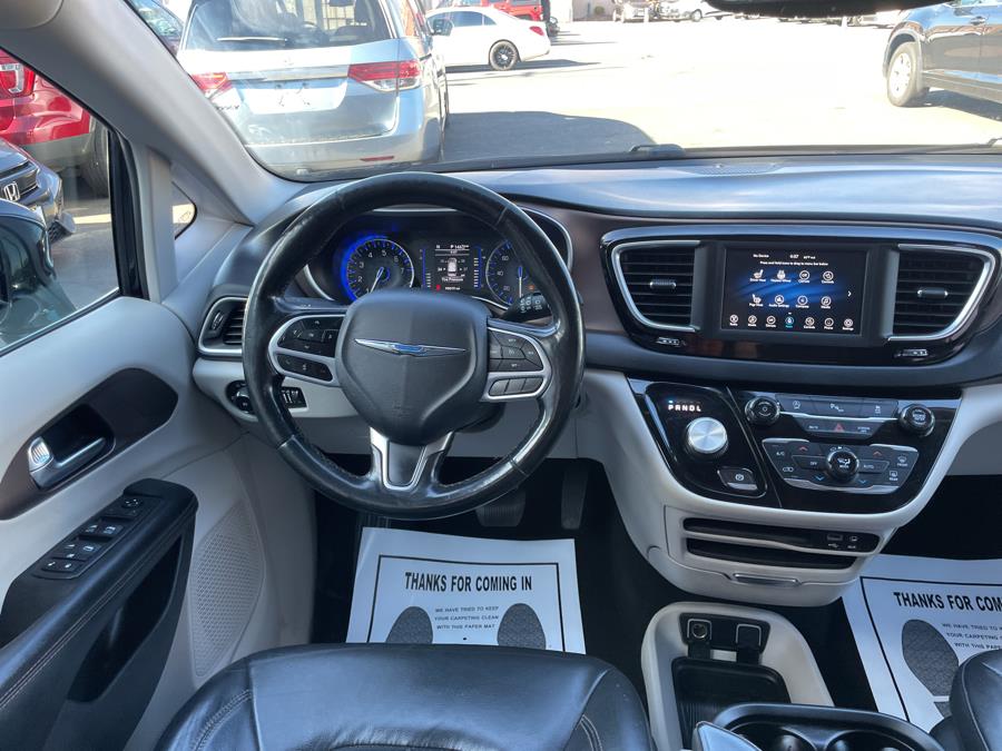2019 Chrysler Pacifica Touring L FWD photo
