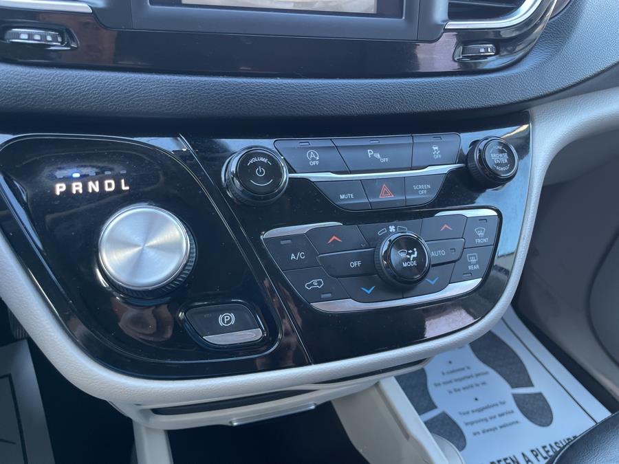 2019 Chrysler Pacifica Touring L FWD photo