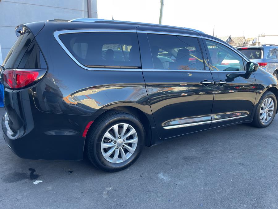 2019 Chrysler Pacifica Touring L FWD photo