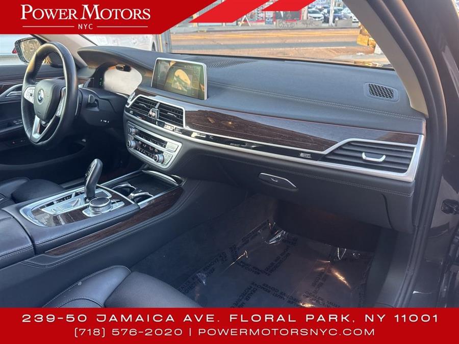 2022 BMW 7-Series 740i xDrive photo