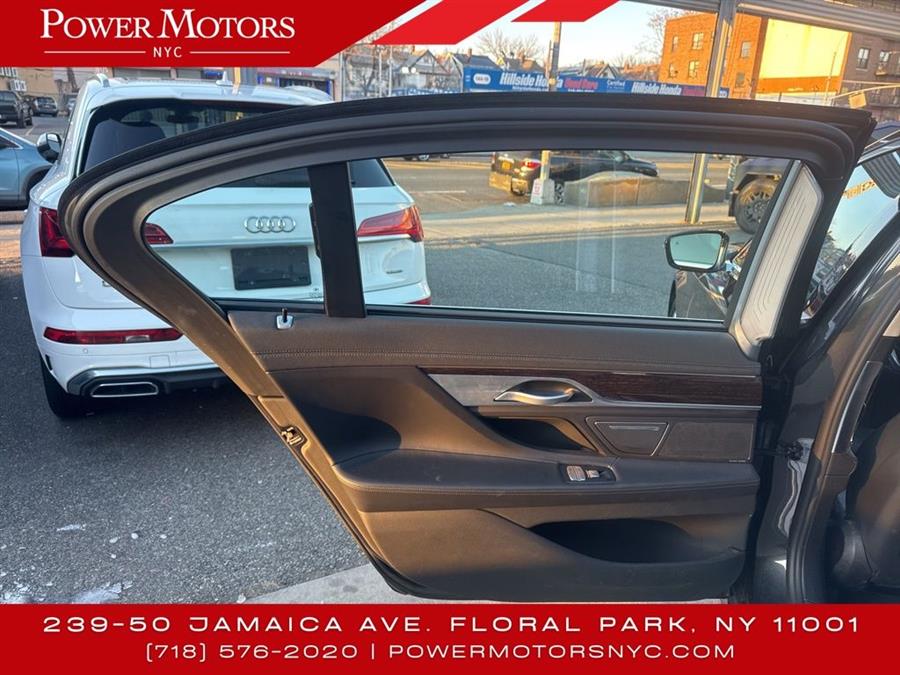 2022 BMW 7-Series 740i xDrive photo