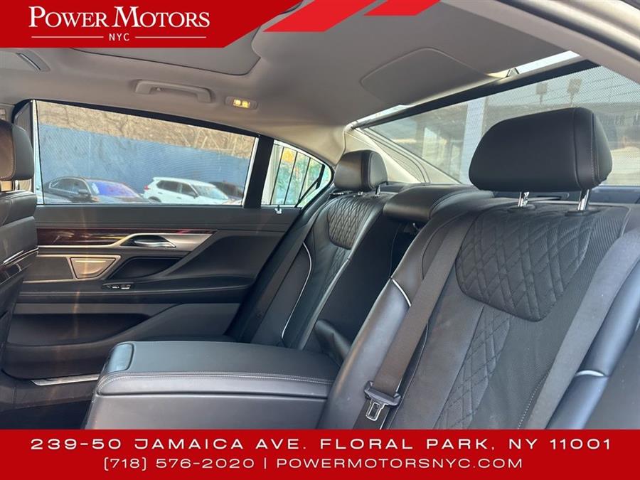 2022 BMW 7-Series 740i xDrive photo