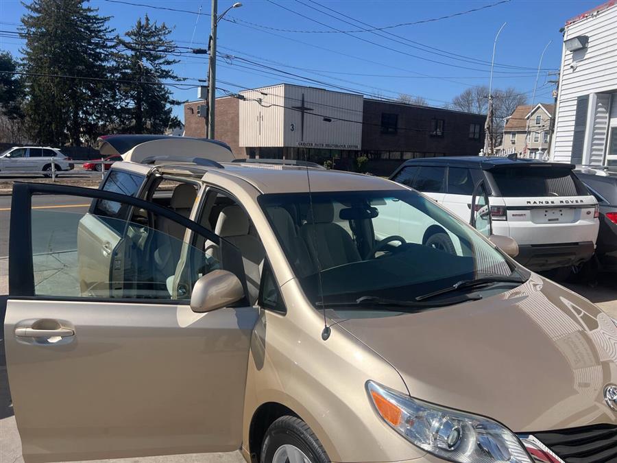 2012 Toyota Sienna LE 7-Passenger Auto Access Sea photo