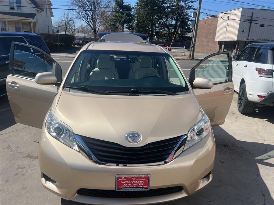 2012 Toyota Sienna LE 7-Passenger Auto Access Sea photo