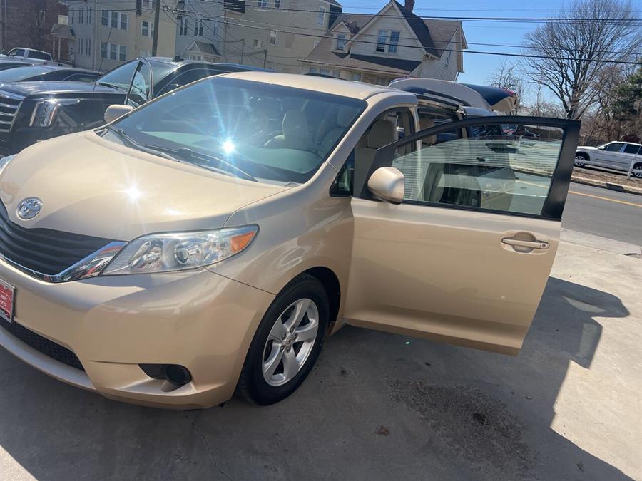 2012 Toyota Sienna LE 7-Passenger Auto Access Sea photo