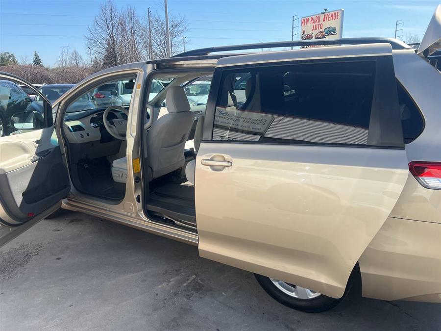 2012 Toyota Sienna LE 7-Passenger Auto Access Sea photo