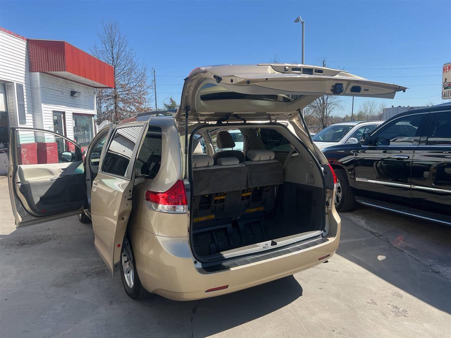 2012 Toyota Sienna LE 7-Passenger Auto Access Sea photo