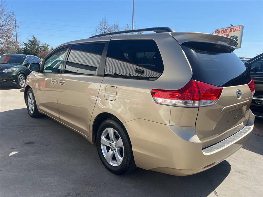 2012 Toyota Sienna LE 7-Passenger Auto Access Sea photo