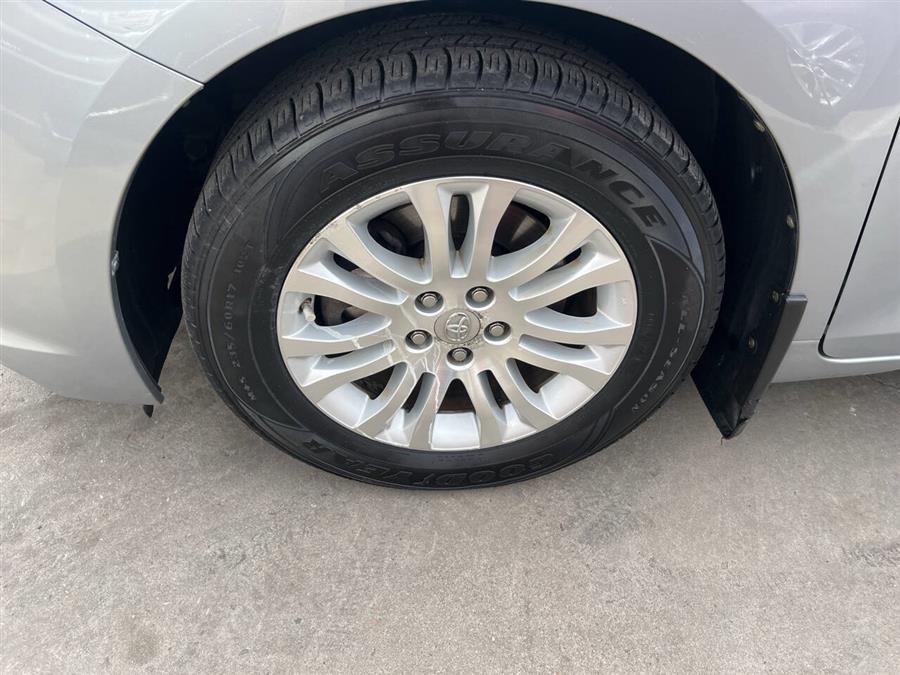 2013 Toyota Sienna XLE 7-Passenger Auto Access Se photo
