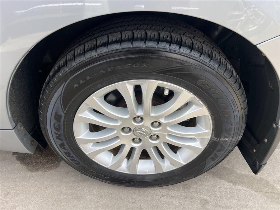 2013 Toyota Sienna XLE 7-Passenger Auto Access Se photo