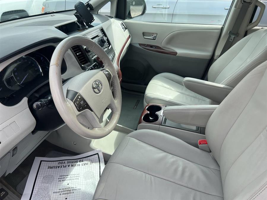 2013 Toyota Sienna XLE 7-Passenger Auto Access Se photo