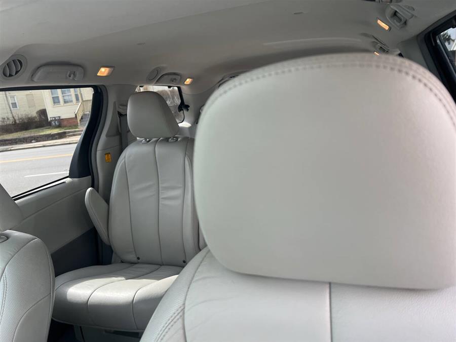 2013 Toyota Sienna XLE 7-Passenger Auto Access Se photo