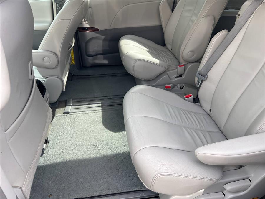 2013 Toyota Sienna XLE 7-Passenger Auto Access Se photo