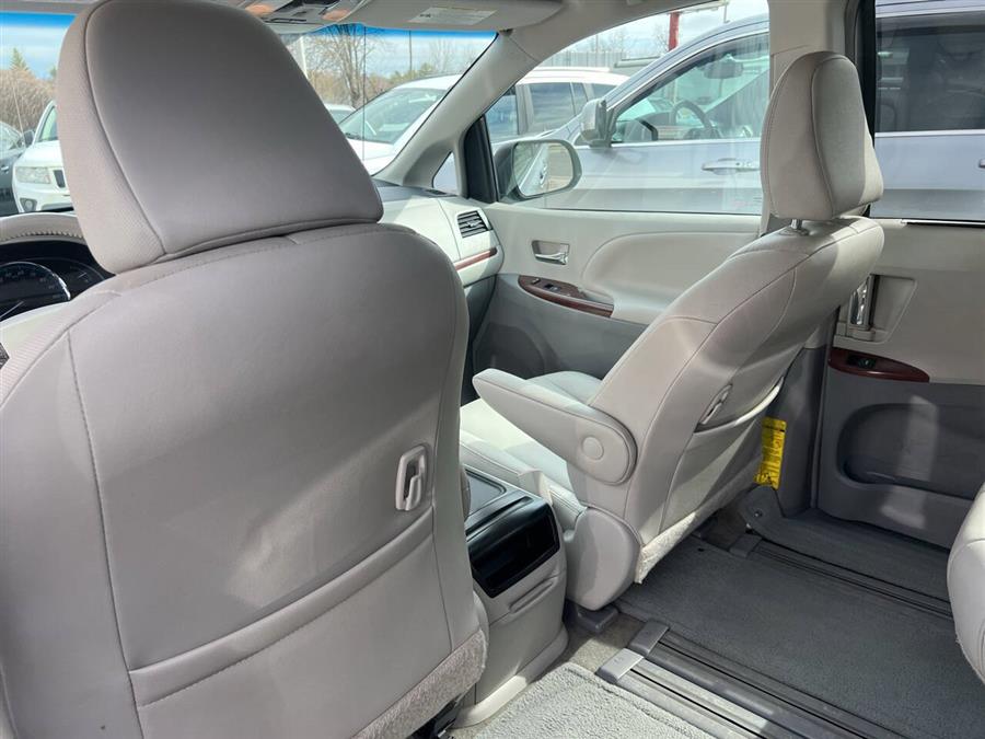 2013 Toyota Sienna XLE 7-Passenger Auto Access Se photo