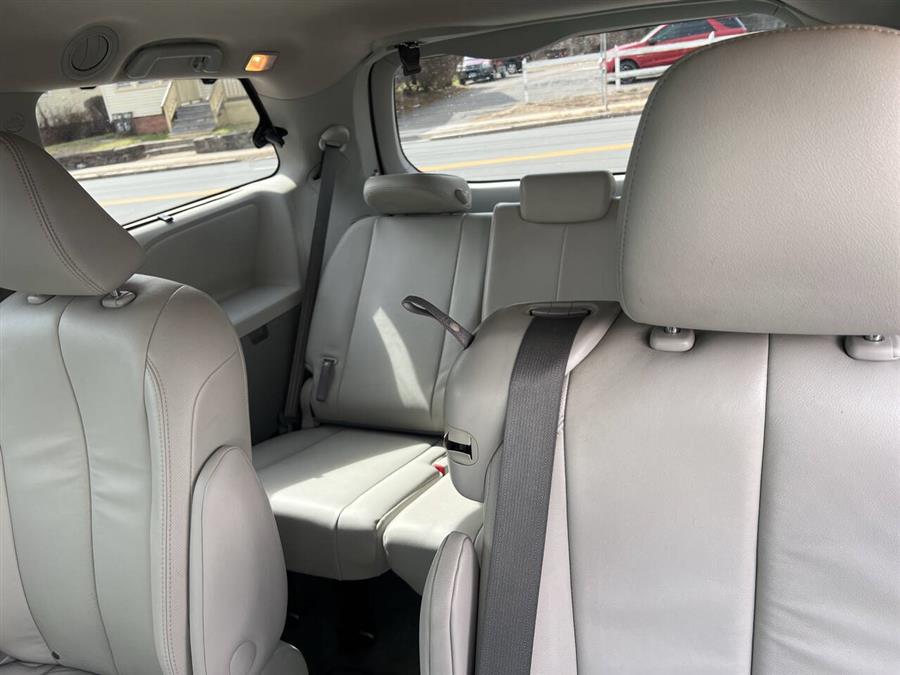 2013 Toyota Sienna XLE 7-Passenger Auto Access Se photo