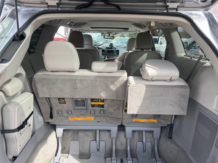 2013 Toyota Sienna XLE 7-Passenger Auto Access Se photo