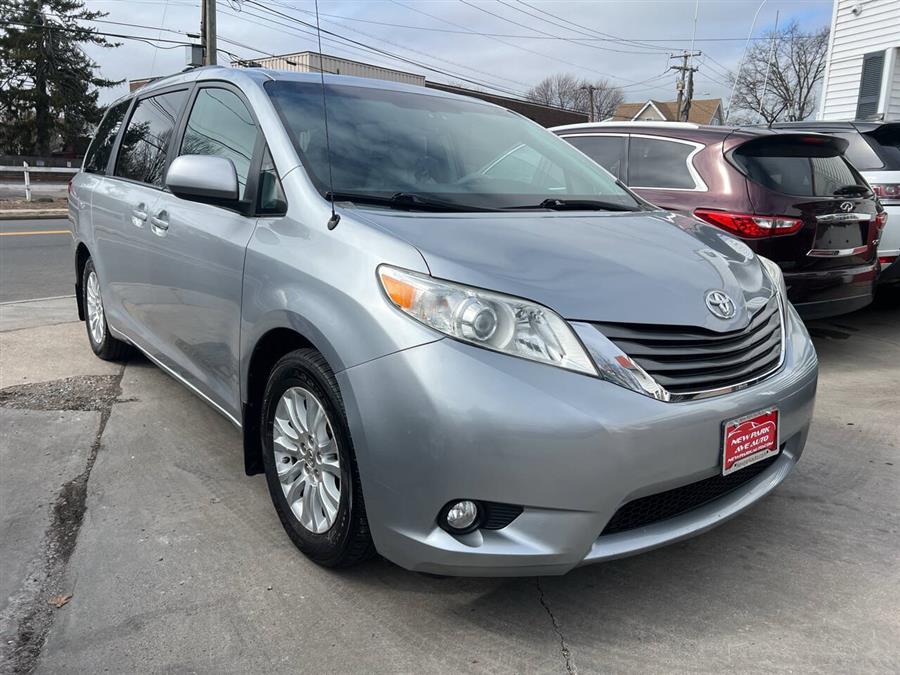 2013 Toyota Sienna XLE 7-Passenger Auto Access Se photo