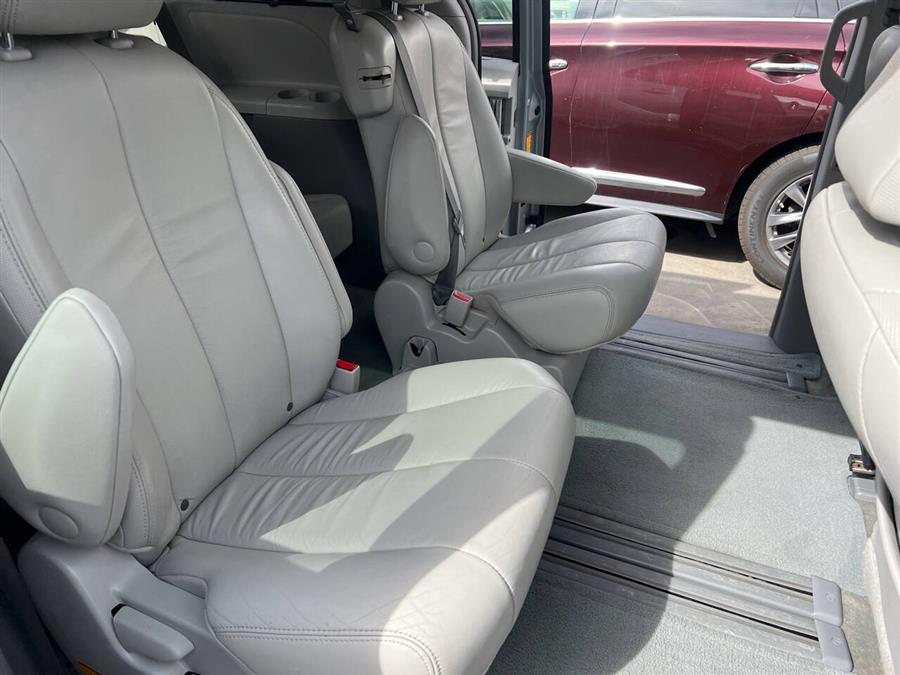 2013 Toyota Sienna XLE 7-Passenger Auto Access Se photo