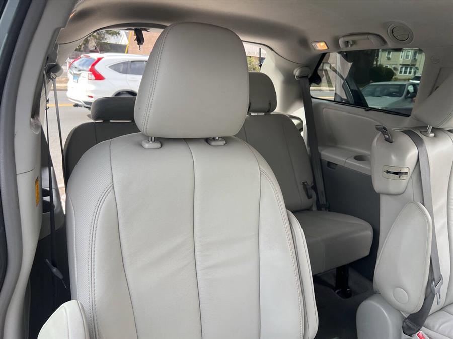2013 Toyota Sienna XLE 7-Passenger Auto Access Se photo