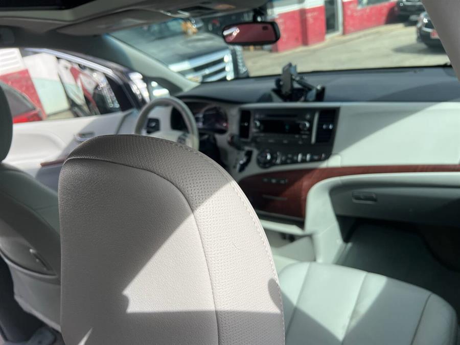 2013 Toyota Sienna XLE 7-Passenger Auto Access Se photo