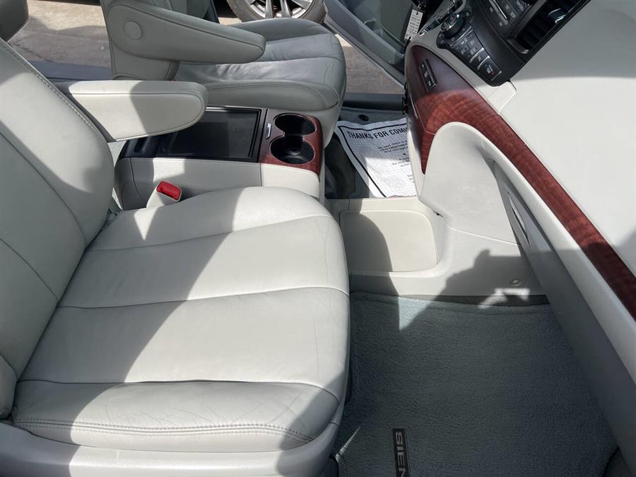 2013 Toyota Sienna XLE 7-Passenger Auto Access Se photo