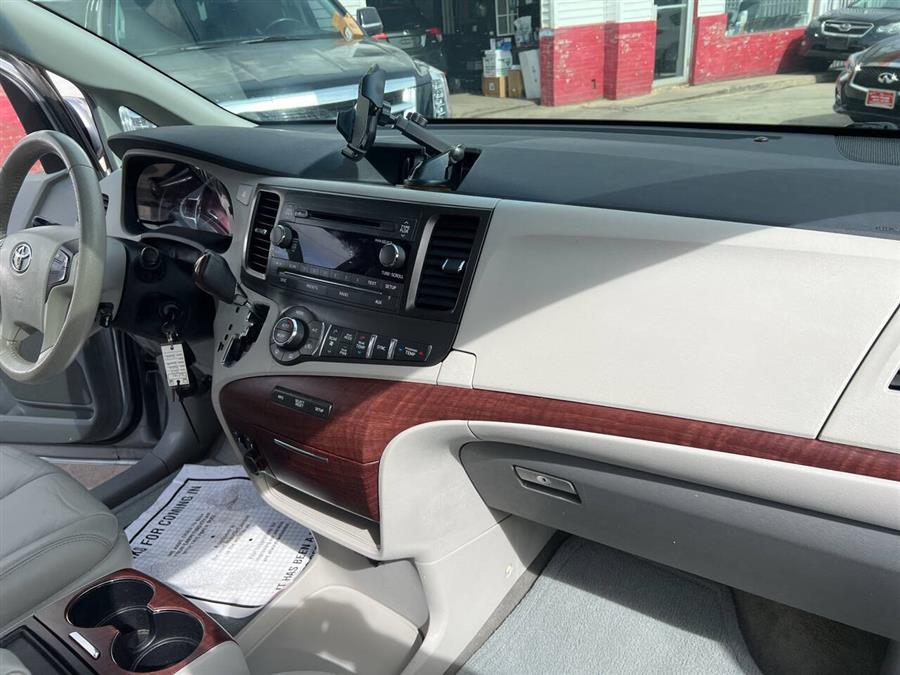 2013 Toyota Sienna XLE 7-Passenger Auto Access Se photo