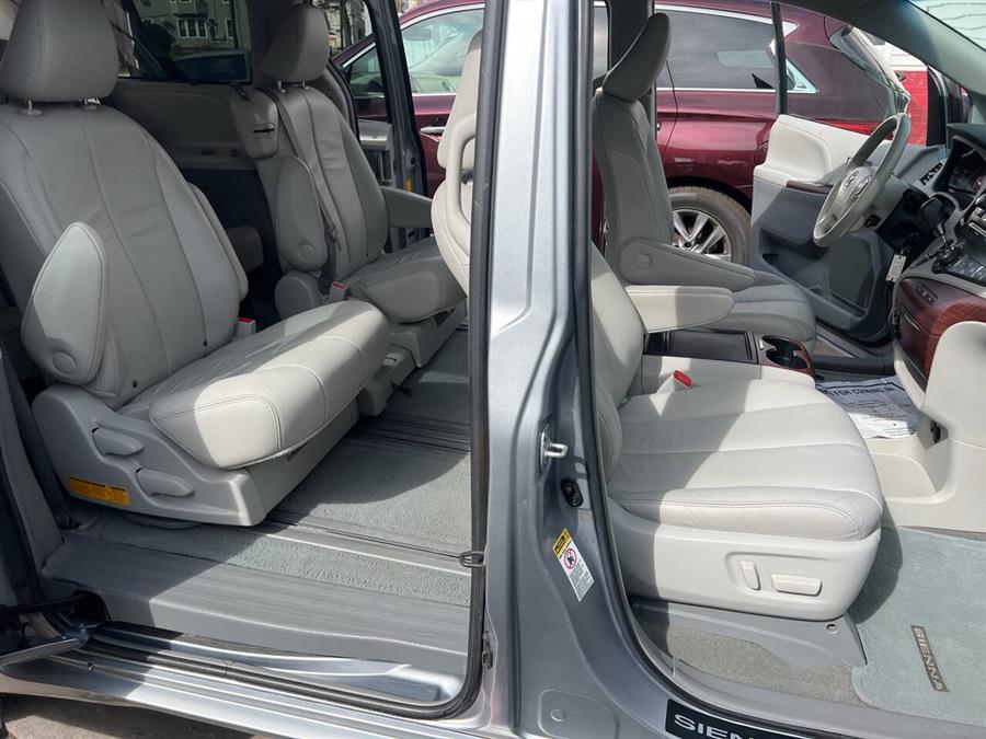 2013 Toyota Sienna XLE 7-Passenger Auto Access Se photo
