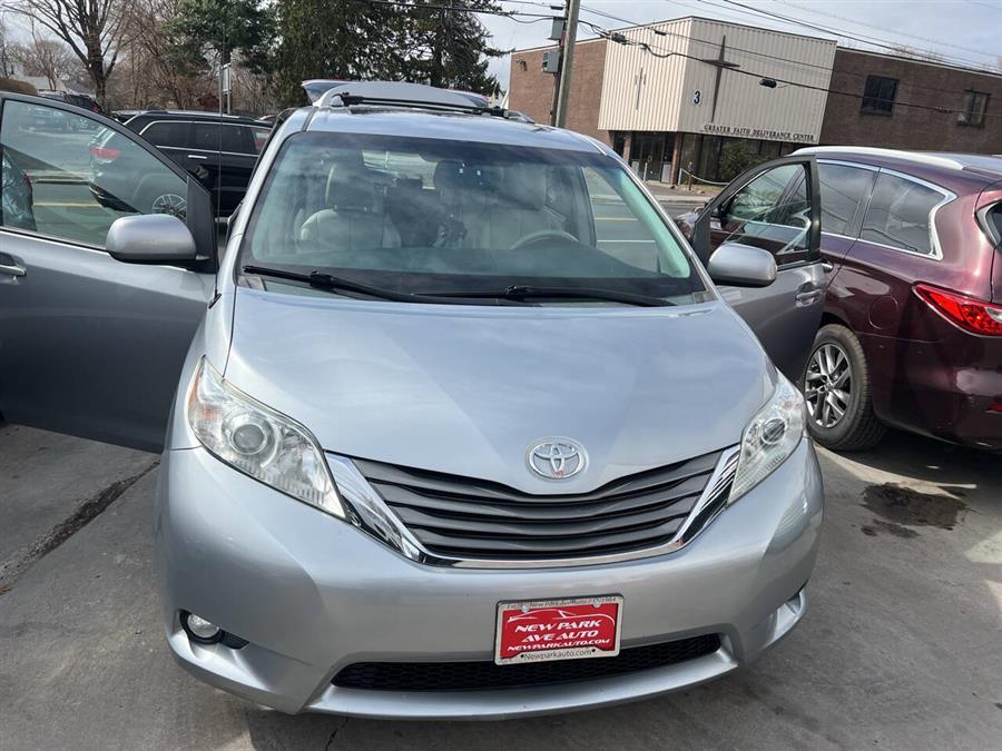 2013 Toyota Sienna XLE 7-Passenger Auto Access Se photo