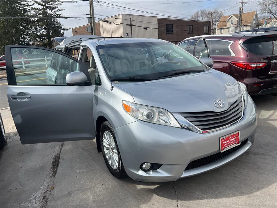 2013 Toyota Sienna XLE 7-Passenger Auto Access Se photo