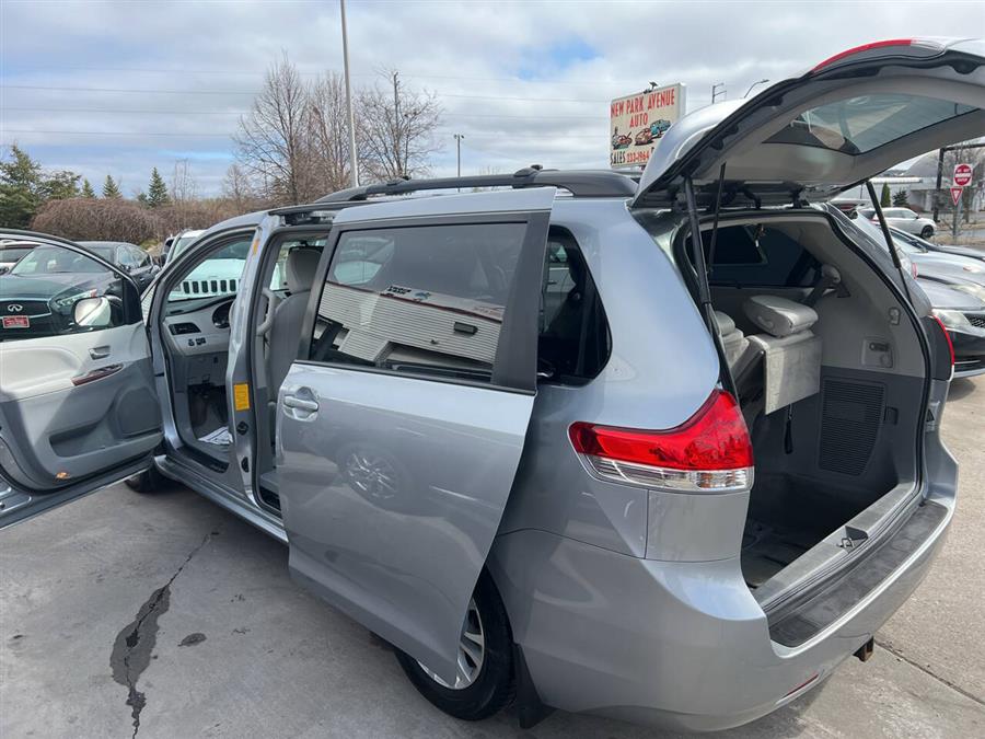 2013 Toyota Sienna XLE 7-Passenger Auto Access Se photo
