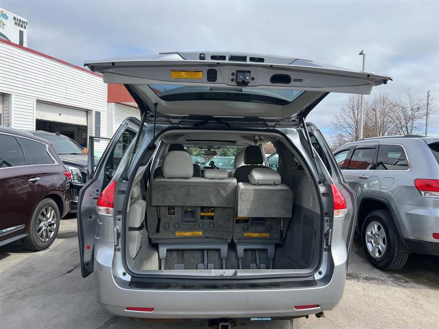 2013 Toyota Sienna XLE 7-Passenger Auto Access Se photo