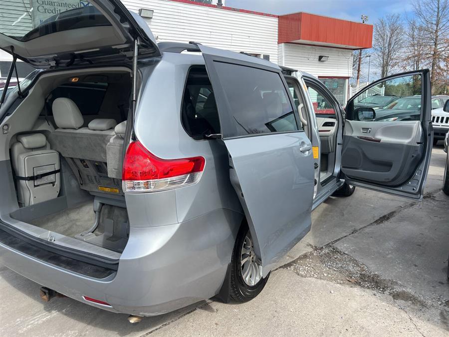 2013 Toyota Sienna XLE 7-Passenger Auto Access Se photo