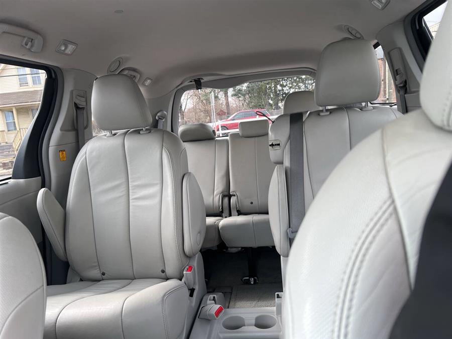 2013 Toyota Sienna XLE 7-Passenger Auto Access Se photo