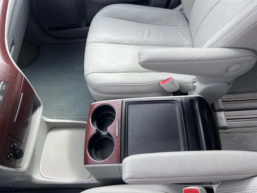 2013 Toyota Sienna XLE 7-Passenger Auto Access Se photo