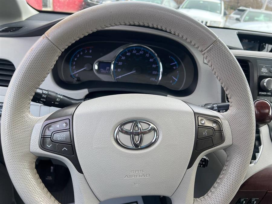 2013 Toyota Sienna XLE 7-Passenger Auto Access Se photo