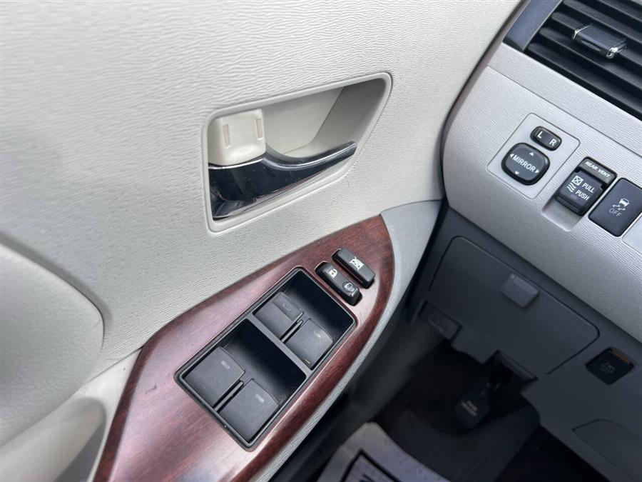 2013 Toyota Sienna XLE 7-Passenger Auto Access Se photo